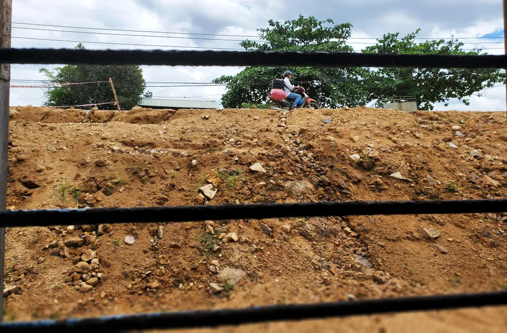 Nền đường quốc lộ rất cao nhìn từ cửa sổ ngôi nhà của ông Lê Văn Kính