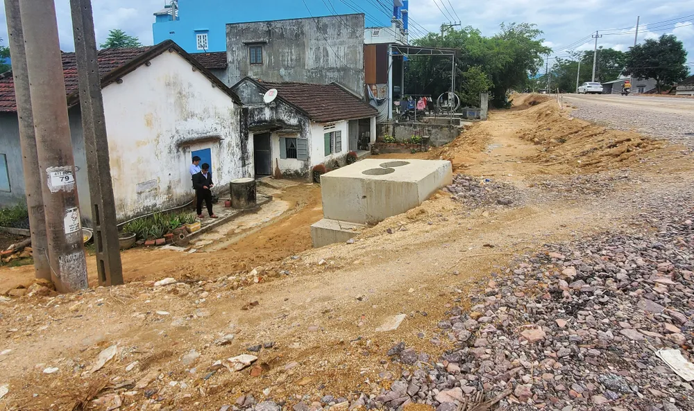 Nhà đầu tư đổ đất làm quốc lộ vây kín nhiều ngôi nhà ở 2 thôn Tả Giang 1 và 2