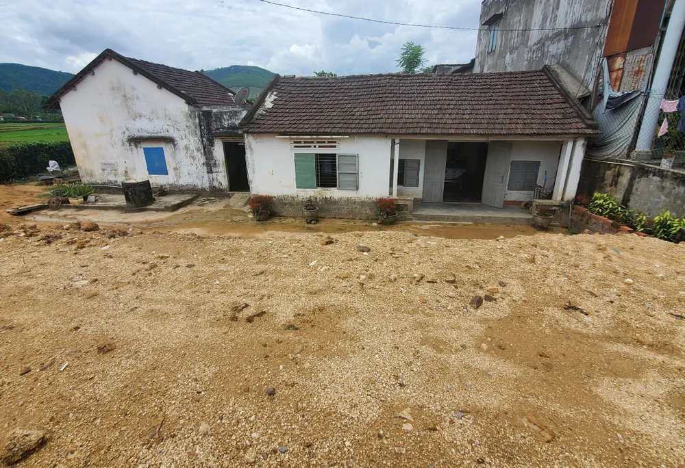 Ngày nắng thì bụi đường phủ kín ngôi nhà, còn ngày mưa thì nước xối xuống thềm nhà như thác