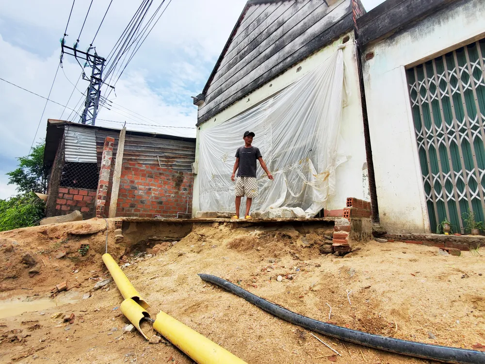 Ngôi nhà mẹ con bà Phạm Thị Xuân (68 tuổi, thôn Tả Giang 2) đã bị mưa xói sâu vào phần móng nhà