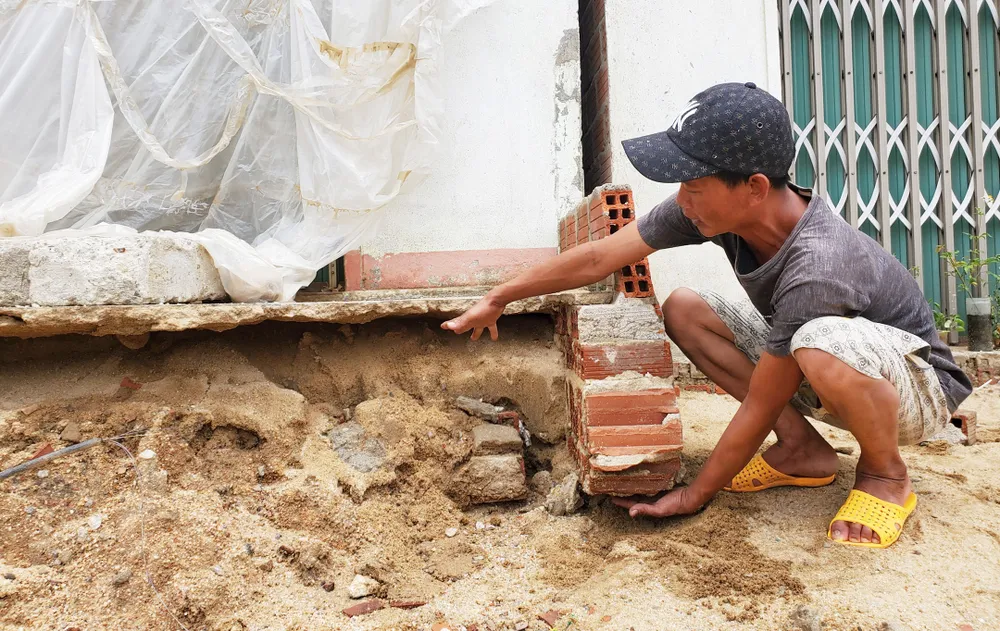 Mưa xói sâu vào ngôi nhà bên Quốc lộ 19 tạo hàm ếch