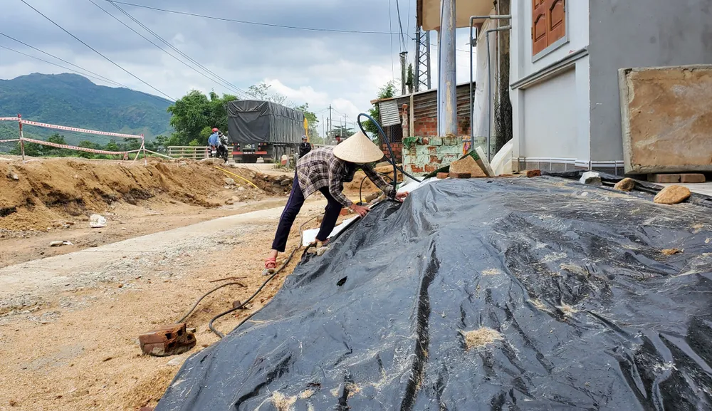 Nhưng hôm sau trời đổ mưa lớn, nhiều ngôi nhà không kịp che đậy, nước xói lở cả móng nhà