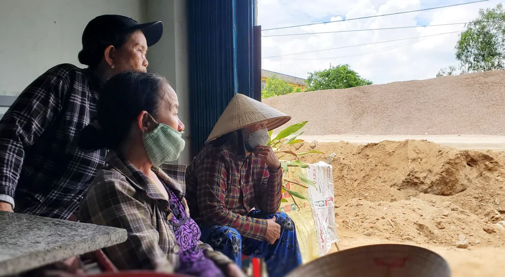 Nhưng đến nay, vẫn chưa thấy chủ đầu tư hỏi han gì khiến lòng dân như lửa đốt