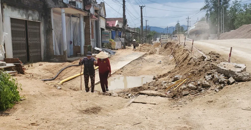 Các hộ dân đòi quyền lợi nhiều tháng qua để có được cuộc sống êm thuận bên quốc lộ nâng cấp hàng ngàn tỷ này