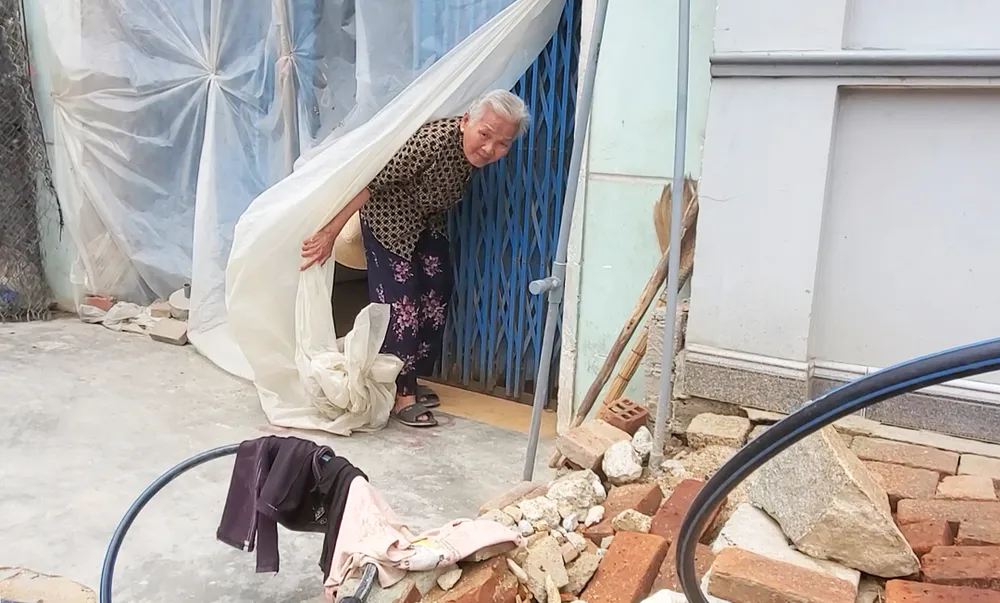 Những ngày nắng nóng, bụi ngoài đường phủ kín vào nhà