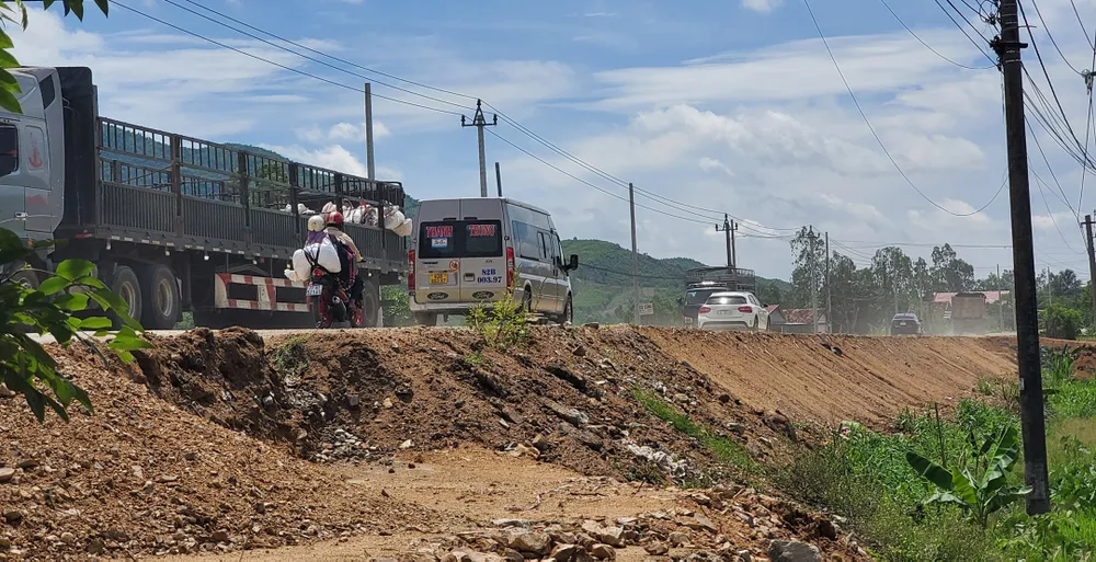 Nhiều tháng qua, việc thi công Quốc lộ 19 gặp phải sự phản đối kịch liệt của người dân xã Tây Giang