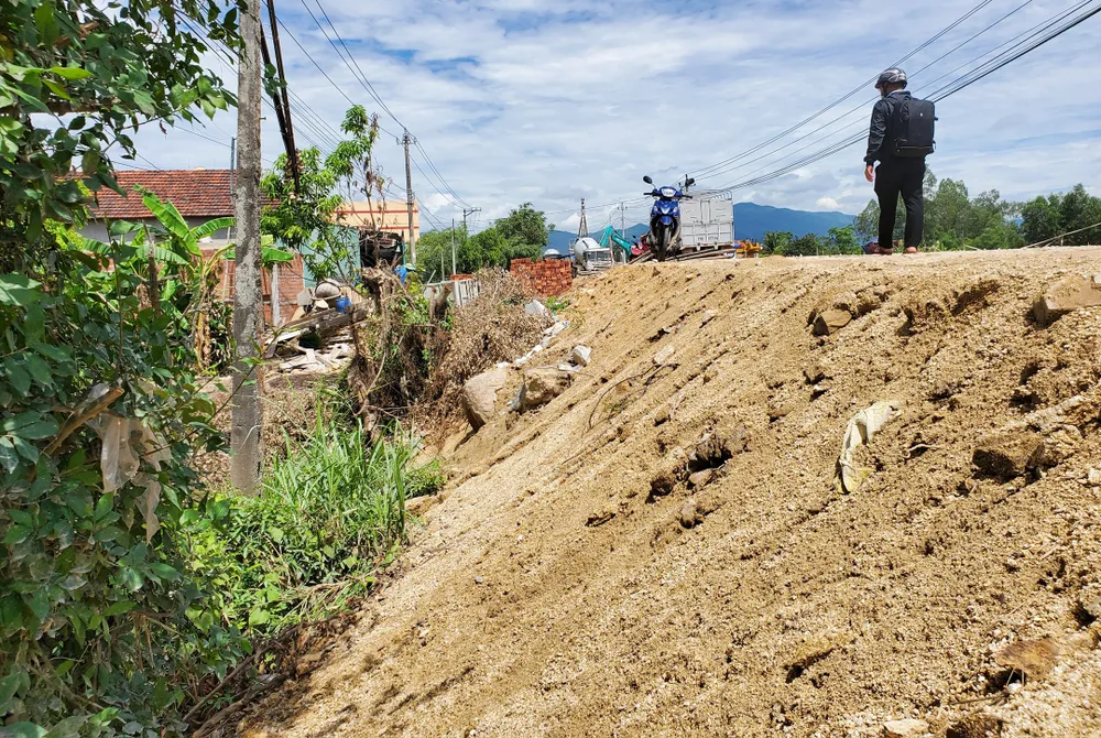 Vợ chồng ông Kính mong muốn được nhà đầu tư hỗ trợ để có kinh phí nâng nền để gia đình ông sống ổn định với kết cấu mới của đường