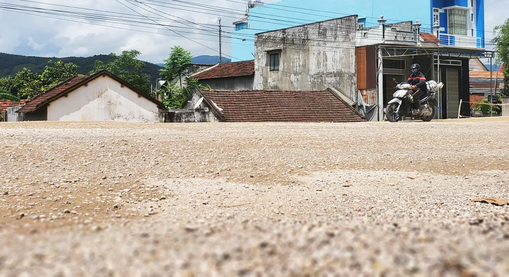 Còn nhiều lớp nhà lọt thỏm, mắc kẹt dưới nền Quốc lộ 19 thì đến nay vẫn đang mòn mỏi chờ...