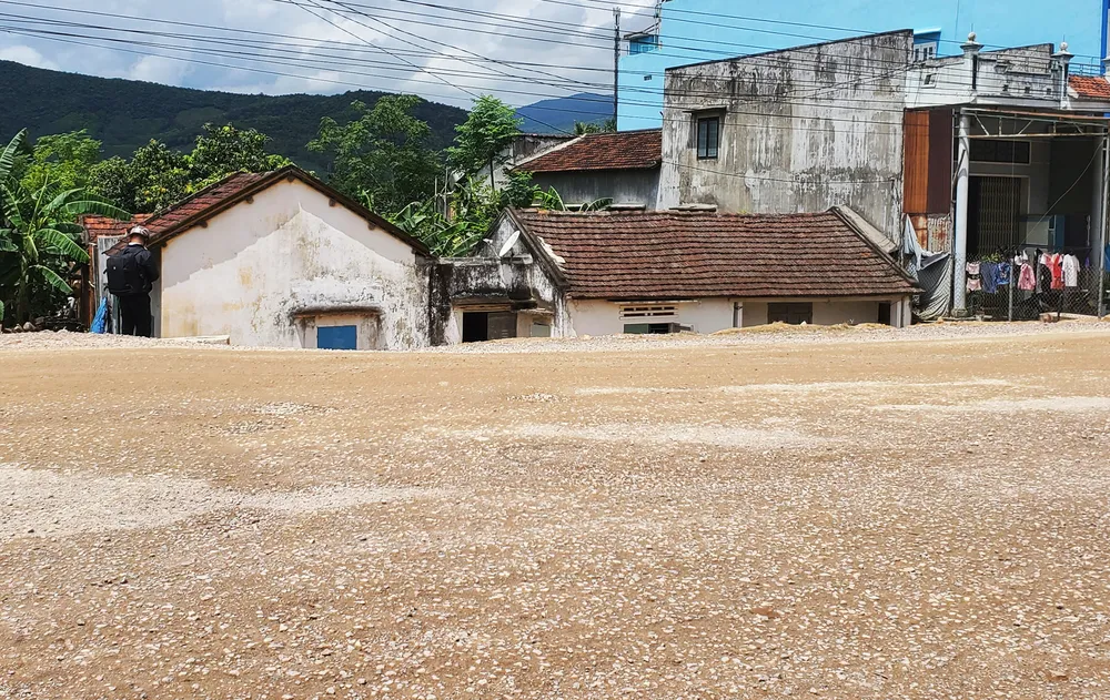 Lớp nhà bị biến thành hầm bên dự án nâng cấp Quốc lộ 19