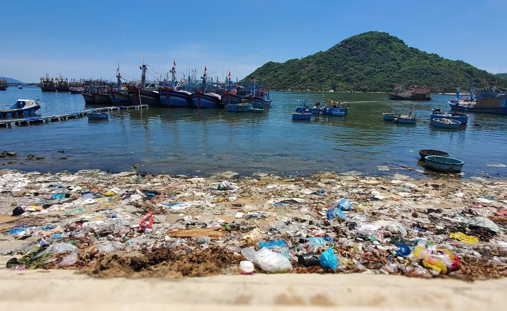 Cả vùng cửa biển sát chân kè Đề Gi biến thành bãi rác kéo dài hàng trăm mét
