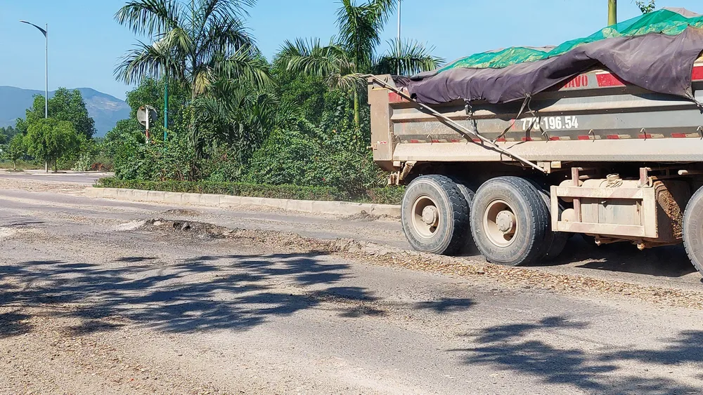 Nhiều xe tải chở vật liệu có dấu hiệu quá tải cày nát bên làn đường Nhiều xe tải chở vật liệu có dấu hiệu quá tải cày nát bên làn đường