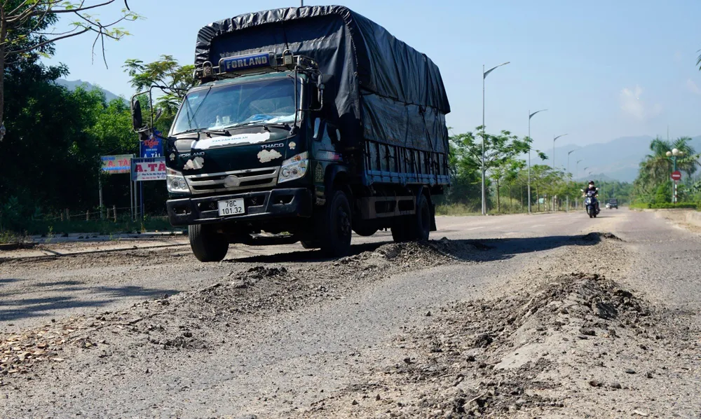 Hiện trường hư hỏng nghiêm trọng trên tuyến ĐT.638 Hiện trường hư hỏng nghiêm trọng trên tuyến ĐT.638