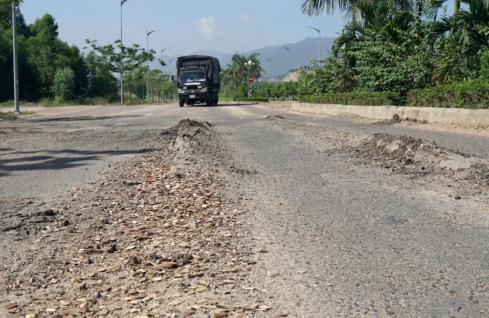 Trải qua 5 lần sửa chữa nhưng mặt đường ĐT.638 vẫn còn hỏng nát Trải qua 5 lần sửa chữa nhưng mặt đường ĐT.638 vẫn còn hỏng nát