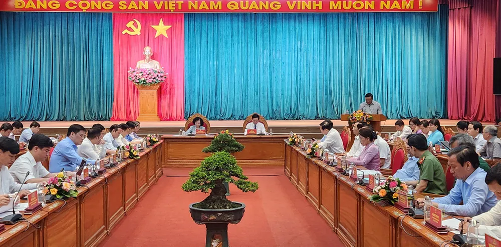 Lãnh đạo Tỉnh ủy Bình Định báo cáo tại cuộc làm việc Lãnh đạo Tỉnh ủy Bình Định báo cáo tại cuộc làm việc