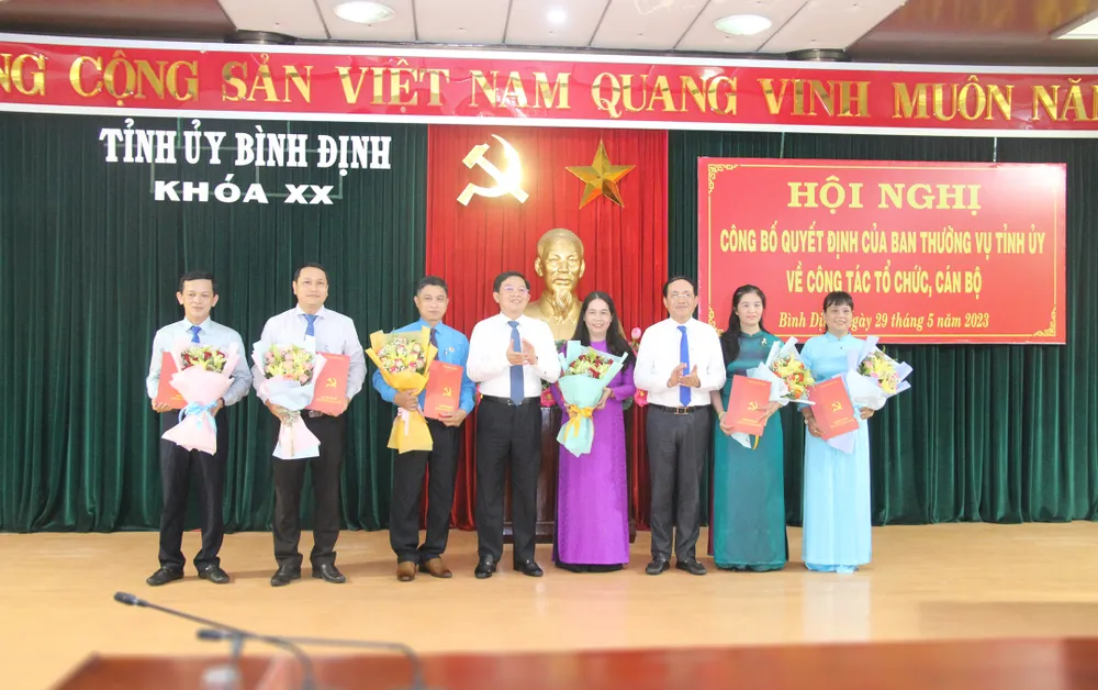 Trao quyết định điều động, tặng hoa cho các cán bộ đến nhận nhiệm vụ mới