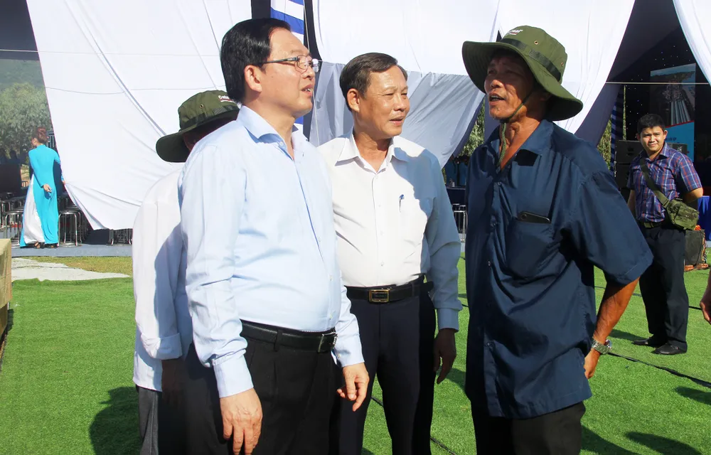 Ông Hồ Quốc Dũng gặp gỡ người dân vùng dự án Ông Hồ Quốc Dũng gặp gỡ người dân vùng dự án
