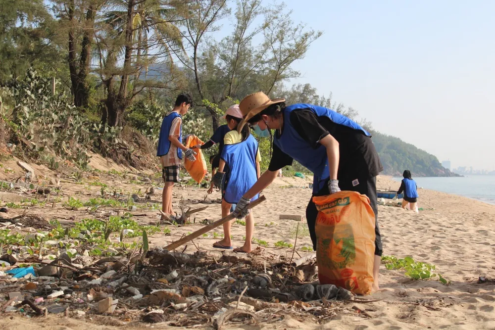Bạn trẻ tham gia nhặt rác thải bãi biển vào buổi sáng cùng ngày. Ảnh: TRUNG NHÂN Bạn trẻ tham gia nhặt rác thải bãi biển vào buổi sáng cùng ngày. Ảnh: TRUNG NHÂN