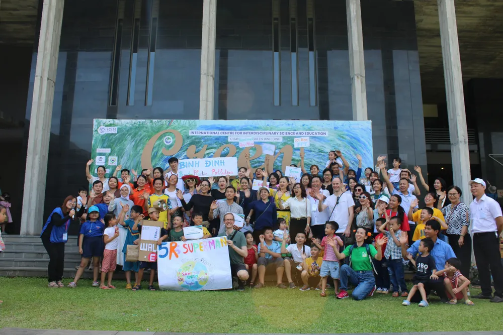 Các bạn trẻ cùng gia đình và du khách tham gia các sự kiện tại lễ hội. Ảnh: TRUNG NHÂN Các bạn trẻ cùng gia đình và du khách tham gia các sự kiện tại lễ hội. Ảnh: TRUNG NHÂN