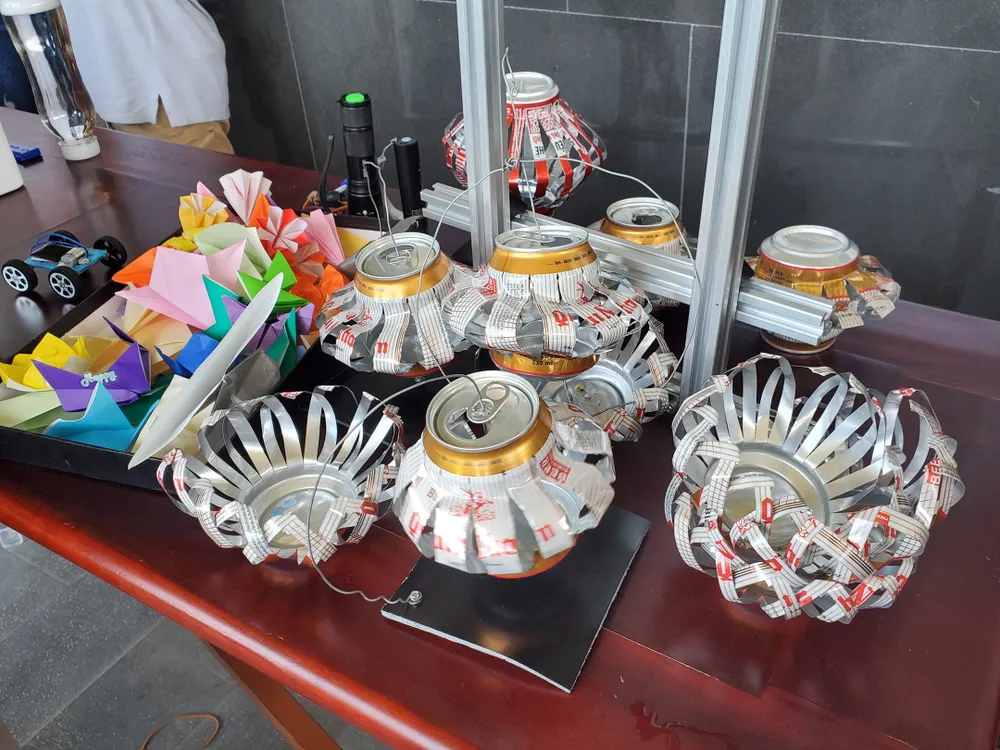 Rác thải từ lon nhôm được tái chế thành những mô hình đẹp mắt. Ảnh: NGỌC OAI Rác thải từ lon nhôm được tái chế thành những mô hình đẹp mắt. Ảnh: NGỌC OAI
