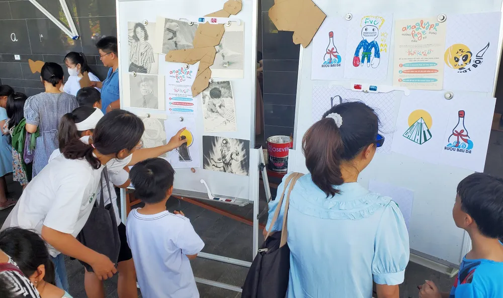 Các bạn nhỏ được cha mẹ hướng dẫn các trò chơi, kiến thức tại lễ hội. Ảnh: NGỌC OAI Các bạn nhỏ được cha mẹ hướng dẫn các trò chơi, kiến thức tại lễ hội. Ảnh: NGỌC OAI