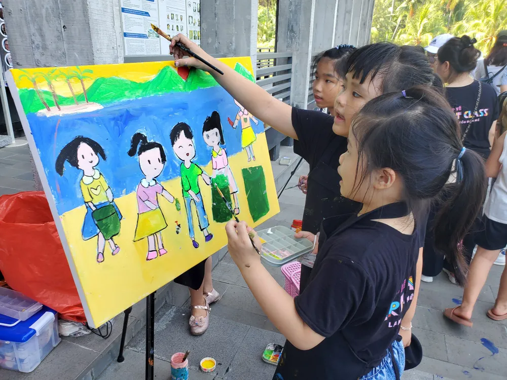 Bạn nhỏ vẽ tranh về tự nhiên tại lễ hội Bạn nhỏ vẽ tranh về tự nhiên tại lễ hội