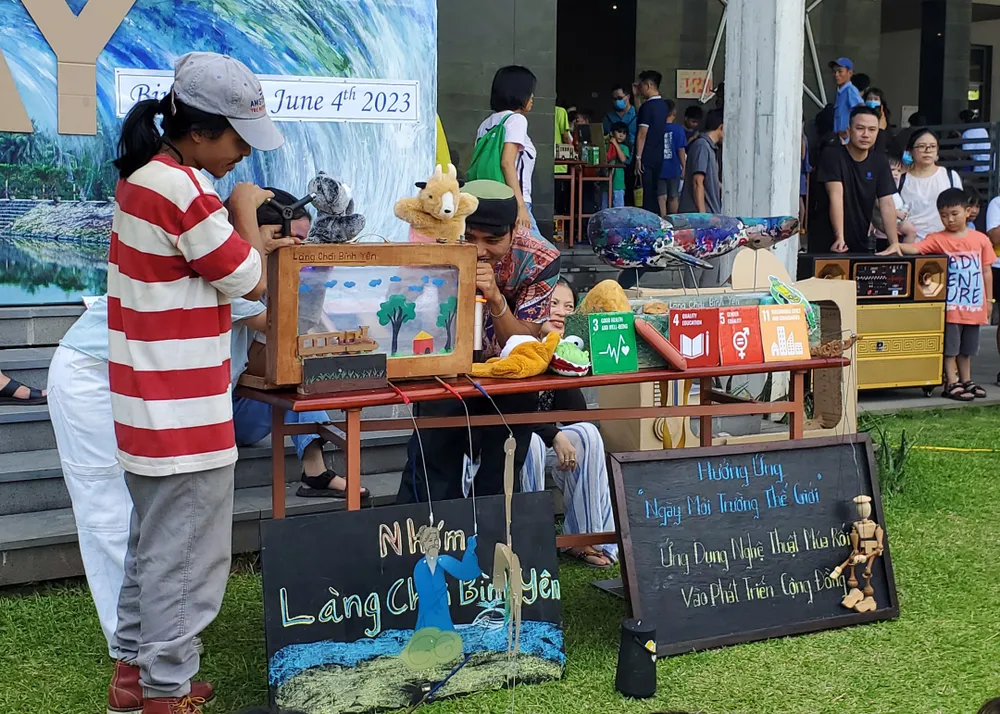 Du khách, người dân và các bạn trẻ hiếu kỳ với chương trình múa rối từ sản phẩm tái chế. Ảnh: NGỌC OAI Du khách, người dân và các bạn trẻ hiếu kỳ với chương trình múa rối từ sản phẩm tái chế. Ảnh: NGỌC OAI