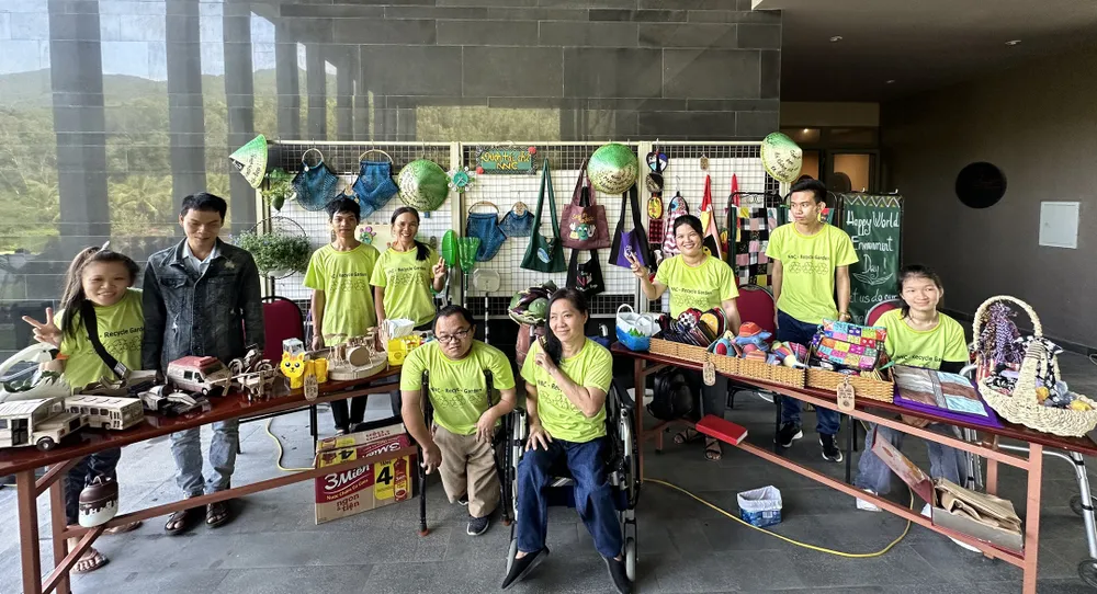 Gian trưng bày rác tái chế rất đặc sắc của Vườn Tái chế rác thải NNC. Ảnh: XUÂN HUYÊN Gian trưng bày rác tái chế rất đặc sắc của Vườn Tái chế rác thải NNC. Ảnh: XUÂN HUYÊN