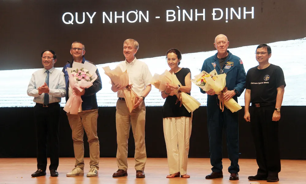 Lãnh đạo tỉnh Bình Định trao quà cho 2 vị đại diện NASA cùng gia đình họ Lãnh đạo tỉnh Bình Định trao quà cho 2 vị đại diện NASA cùng gia đình họ
