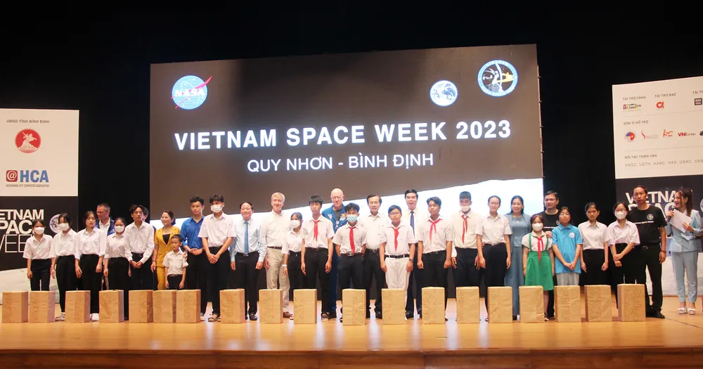 Đại diện NASA trao quà cho học sinh nghèo học giỏi Đại diện NASA trao quà cho học sinh nghèo học giỏi