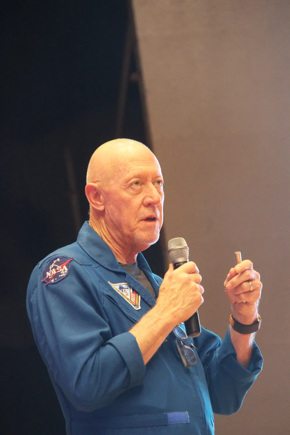 Ông Baker đang chia sẻ về công việc của mình Ông Baker đang chia sẻ về công việc của mình