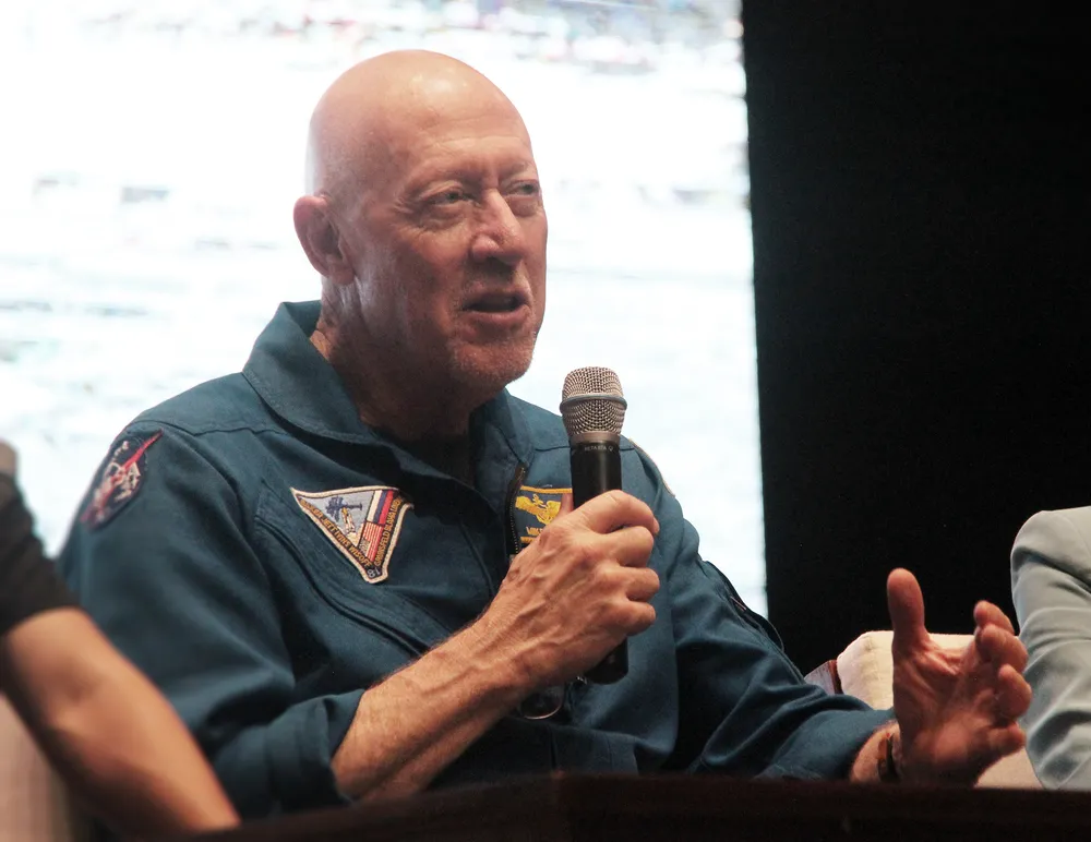 Ông Baker trả lời câu hỏi của các học sinh Ông Baker trả lời câu hỏi của các học sinh