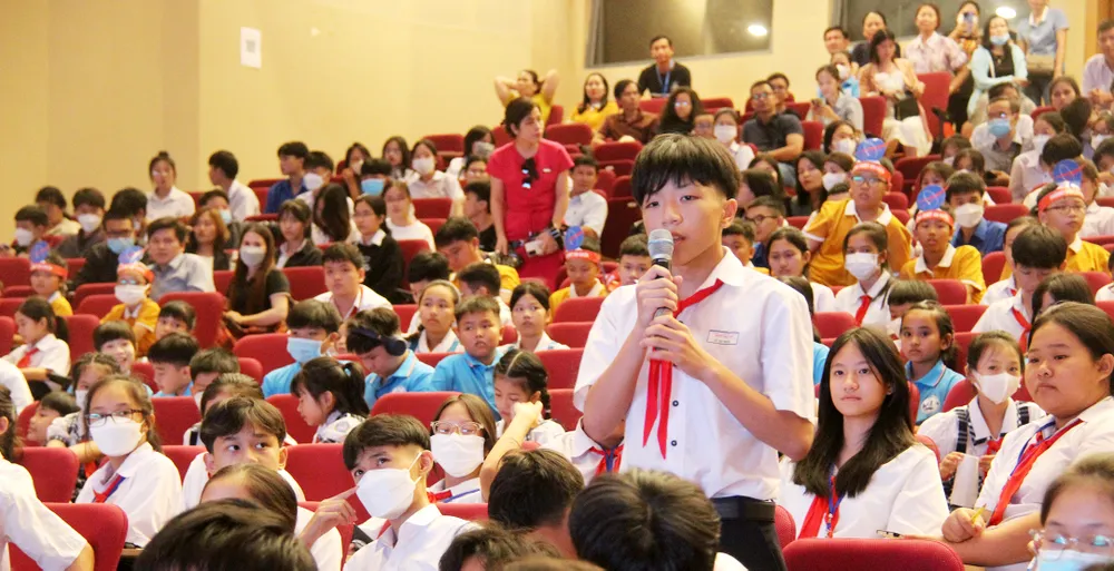 Các em học sinh đặt câu hỏi với các đại diện NASA Các em học sinh đặt câu hỏi với các đại diện NASA