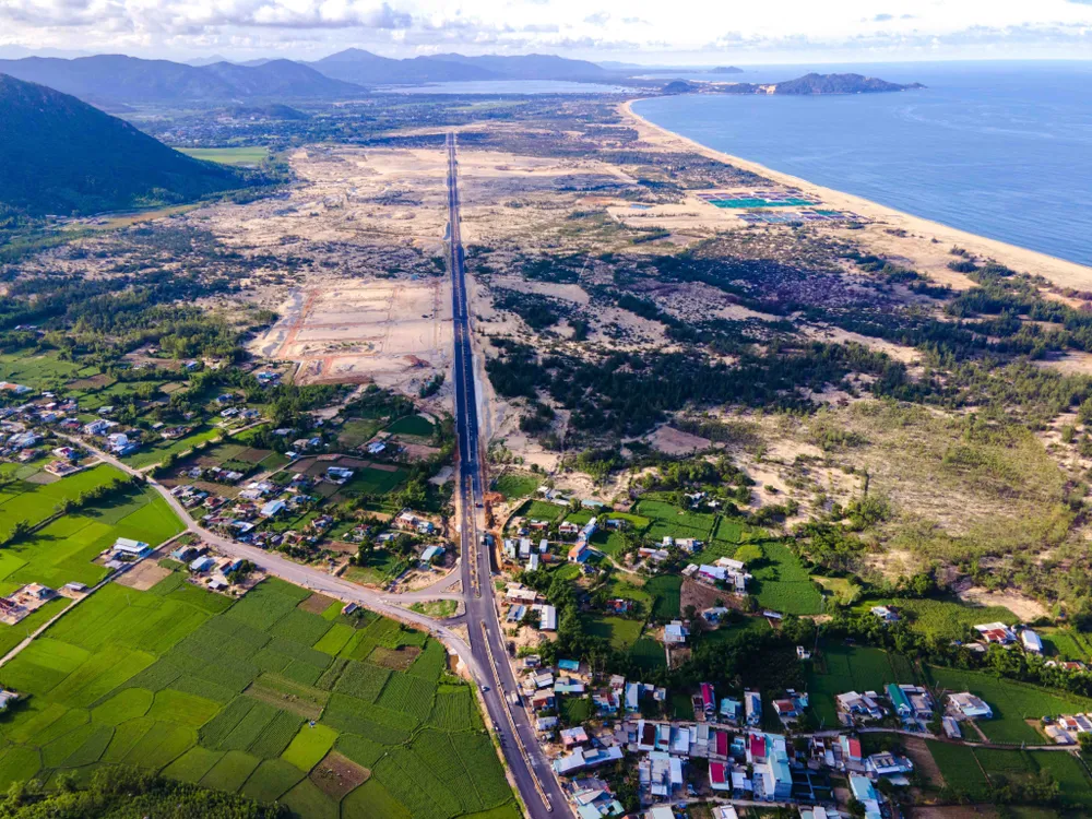 Tỉnh Bình Định vừa mở ra một không gian phát triển với quỹ đất đầu tư rộng lớn ven biển Đề Gi. Ảnh: DŨNG NHÂN Tỉnh Bình Định vừa mở ra một không gian phát triển với quỹ đất đầu tư rộng lớn ven biển Đề Gi. Ảnh: DŨNG NHÂN