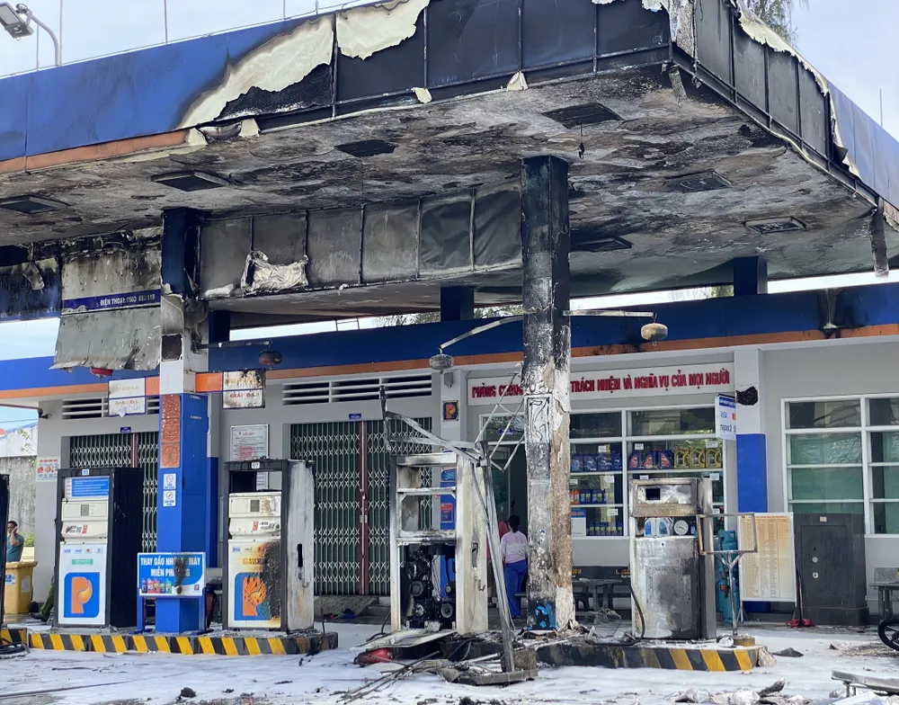 2 cột bơm xăng bị lửa thiêu trơ khung sắt