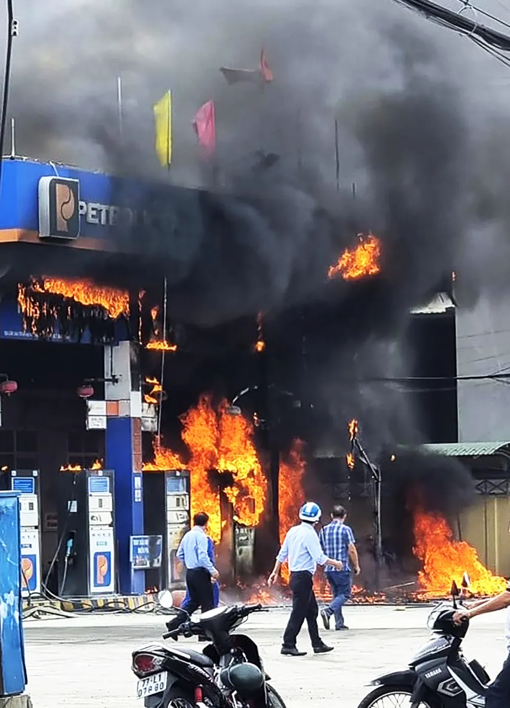 Hình ảnh đám cháy bùng phát do người dân chụp được và chia sẻ lên mạng xã hội