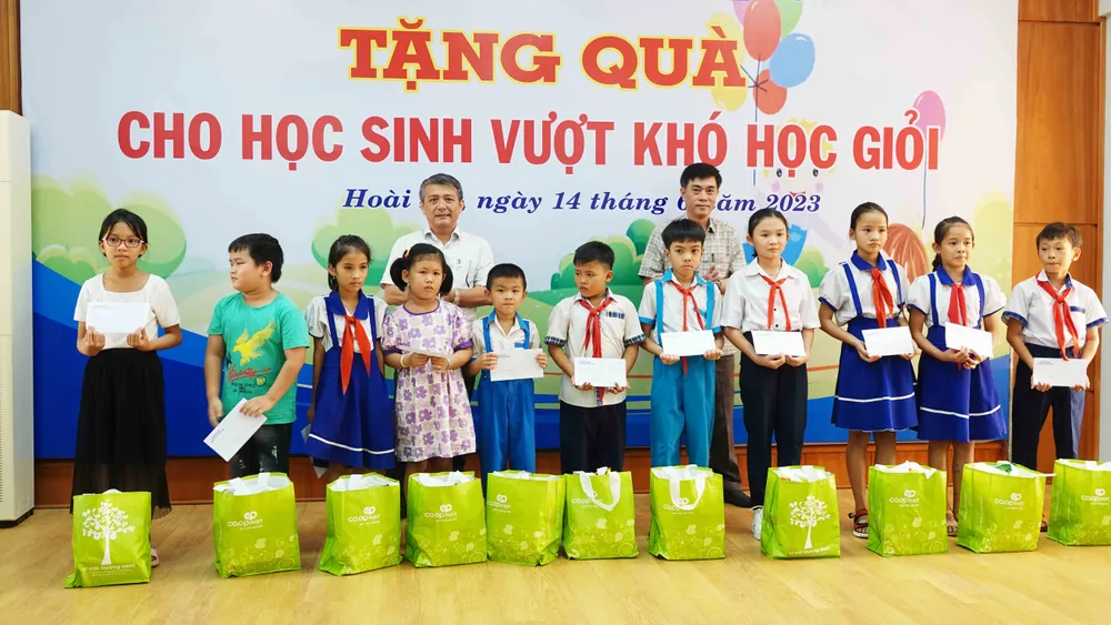 Trao quà cho các em học sinh vượt khó học giỏi ở huyện Hoài Ân, Bình Định Trao quà cho các em học sinh vượt khó học giỏi ở huyện Hoài Ân, Bình Định