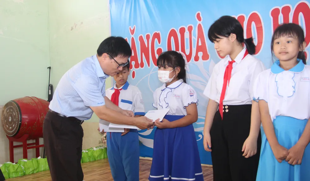 Đại diện Chi hội Nhà báo thường trú Bình Định trao quà cho học sinh vượt khó học giỏi Đại diện Chi hội Nhà báo thường trú Bình Định trao quà cho học sinh vượt khó học giỏi