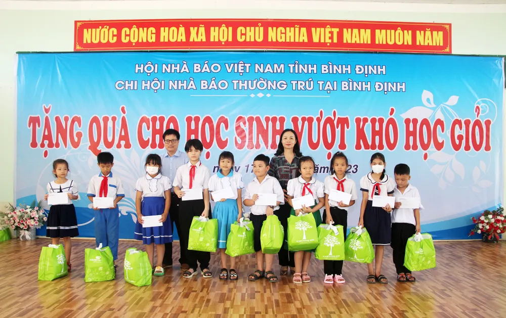 Lãnh đạo Huyện ủy Tây Sơn cùng nhà báo thường trú ở Bình Định trao quà cho các em học sinh Lãnh đạo Huyện ủy Tây Sơn cùng nhà báo thường trú ở Bình Định trao quà cho các em học sinh