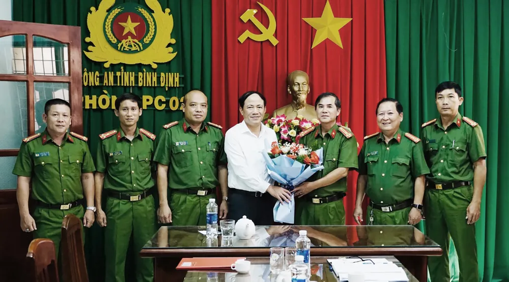 Chủ tịch UBND tỉnh Bình Định Phạm Anh Tuấn tặng hoa chúc mừng Ban chuyên án. Ảnh: THÙY TRANG