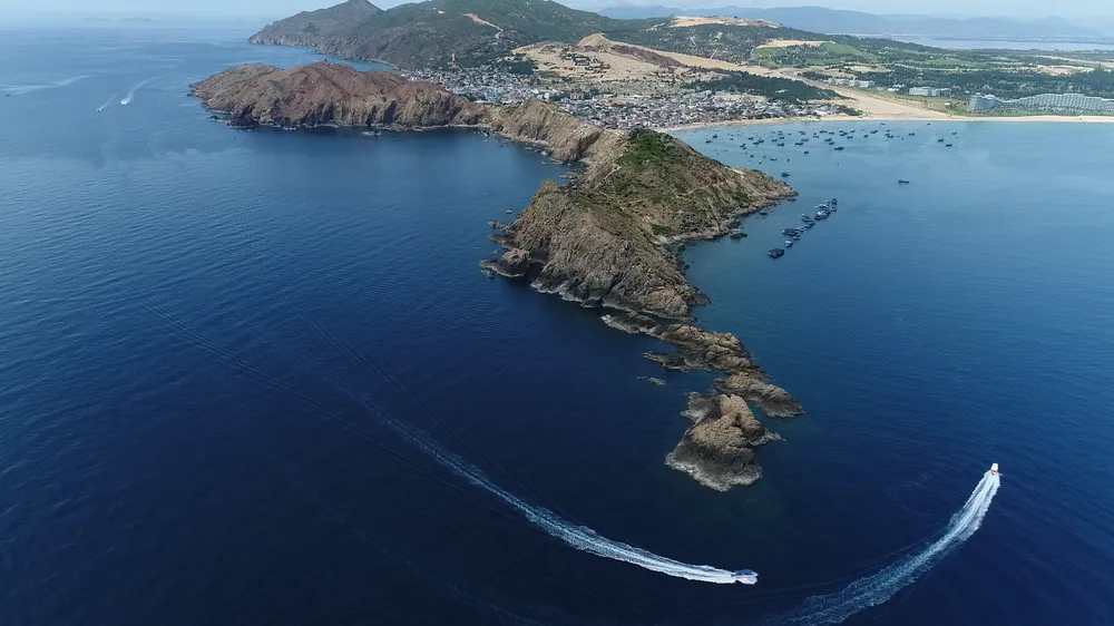 Vùng biển vịnh Quy Nhơn đang có tiềm năng sinh thái biển và du lịch biển rất tốt. Ảnh: DŨNG NHÂN