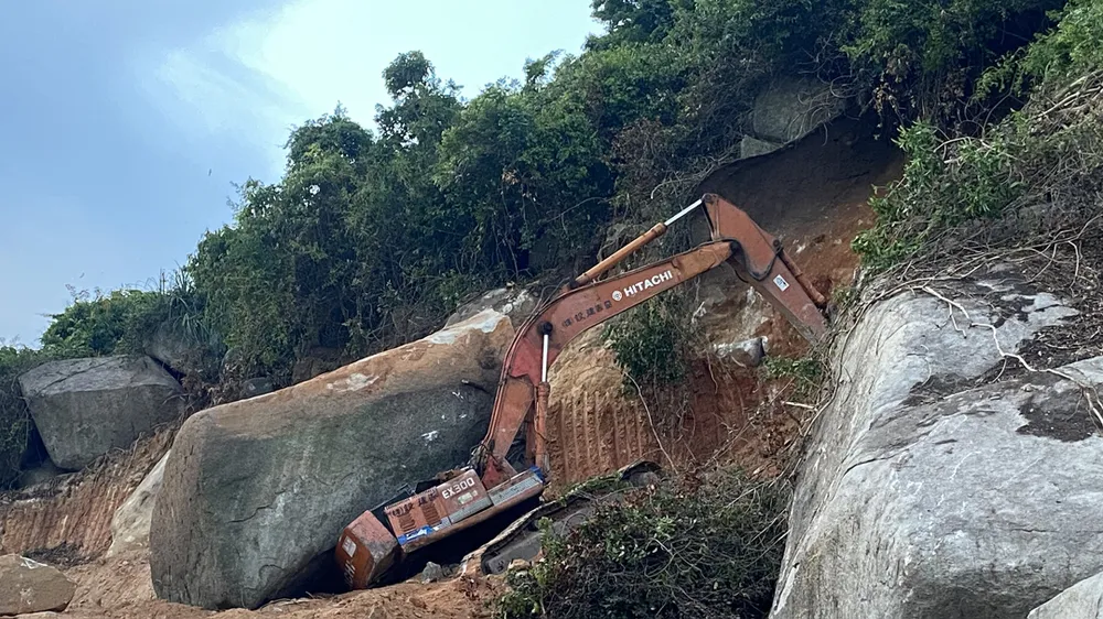 Hiện trường xe đào bị tảng đá lớn đè bẹp