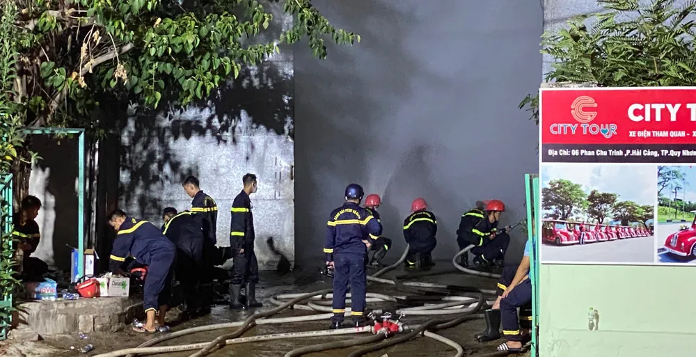 Lực lượng cảnh sát đang nỗ lực tiếp cận dập tắt ngọn lửa vào sáng 3-7