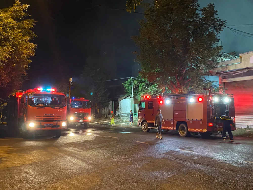 Cảnh sát chữa cháy huy động 15 phương tiện đến hiện trường để dập lửa