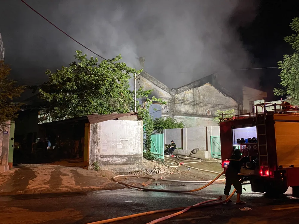 Đến 4 giờ 30 sáng cùng ngày, khói lớn vẫn đang bốc lên ngùn ngụt