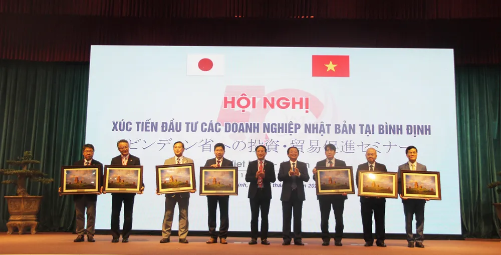 Trao tặng quà hữu nghị giữa các bên Trao tặng quà hữu nghị giữa các bên