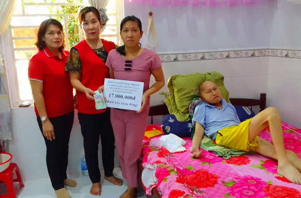 Lãnh đạo Hội Chữ thập đỏ huyện Hoài Ân trao tiền bạn đọc Báo SGGP giúp vợ chồng anh Hoàng