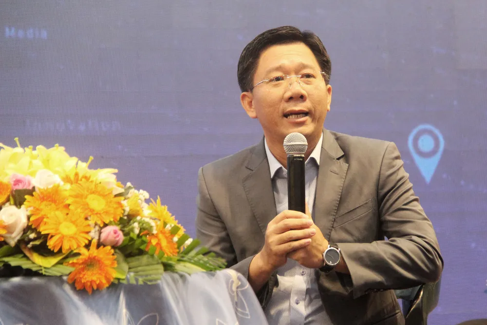 Ông Nguyễn Văn Lăng trình bày tại diễn đàn Ông Nguyễn Văn Lăng trình bày tại diễn đàn