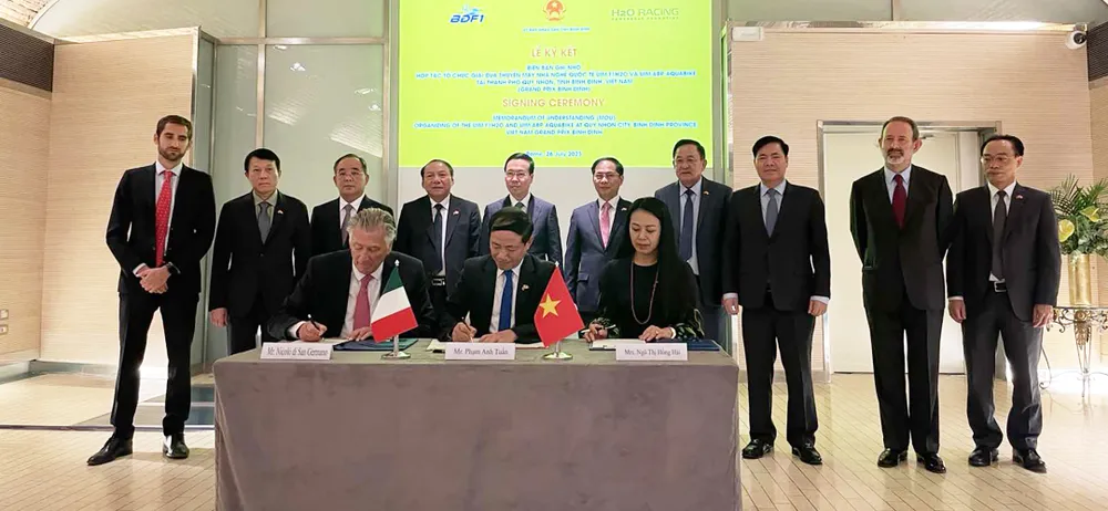 Lễ ký kết có sự chứng kiến của Chủ tịch nước và các đại diện, lãnh đạo Đoàn công tác. Ảnh: THANH BÌNH Lễ ký kết có sự chứng kiến của Chủ tịch nước và các đại diện, lãnh đạo Đoàn công tác. Ảnh: THANH BÌNH