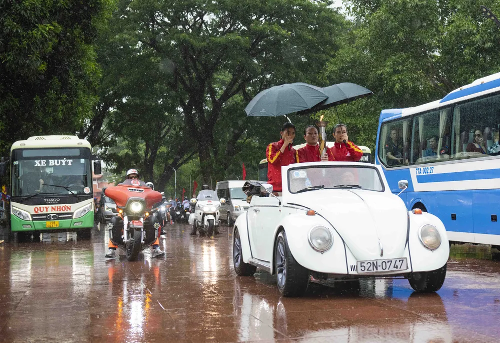 Các đoàn võ cổ truyền di chuyển đuốc lửa về đêm khai mạc