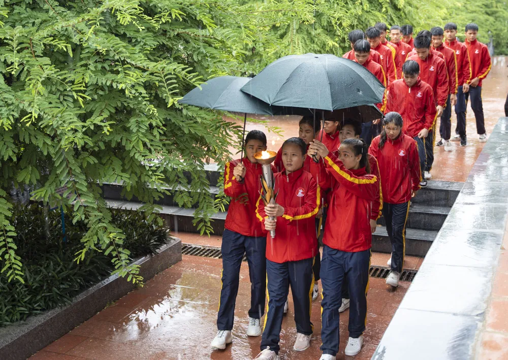 Các vận động viên che chắn đuốc lửa mang tinh thần thượng võ vùng đất Bình Định đến đêm khai mạc